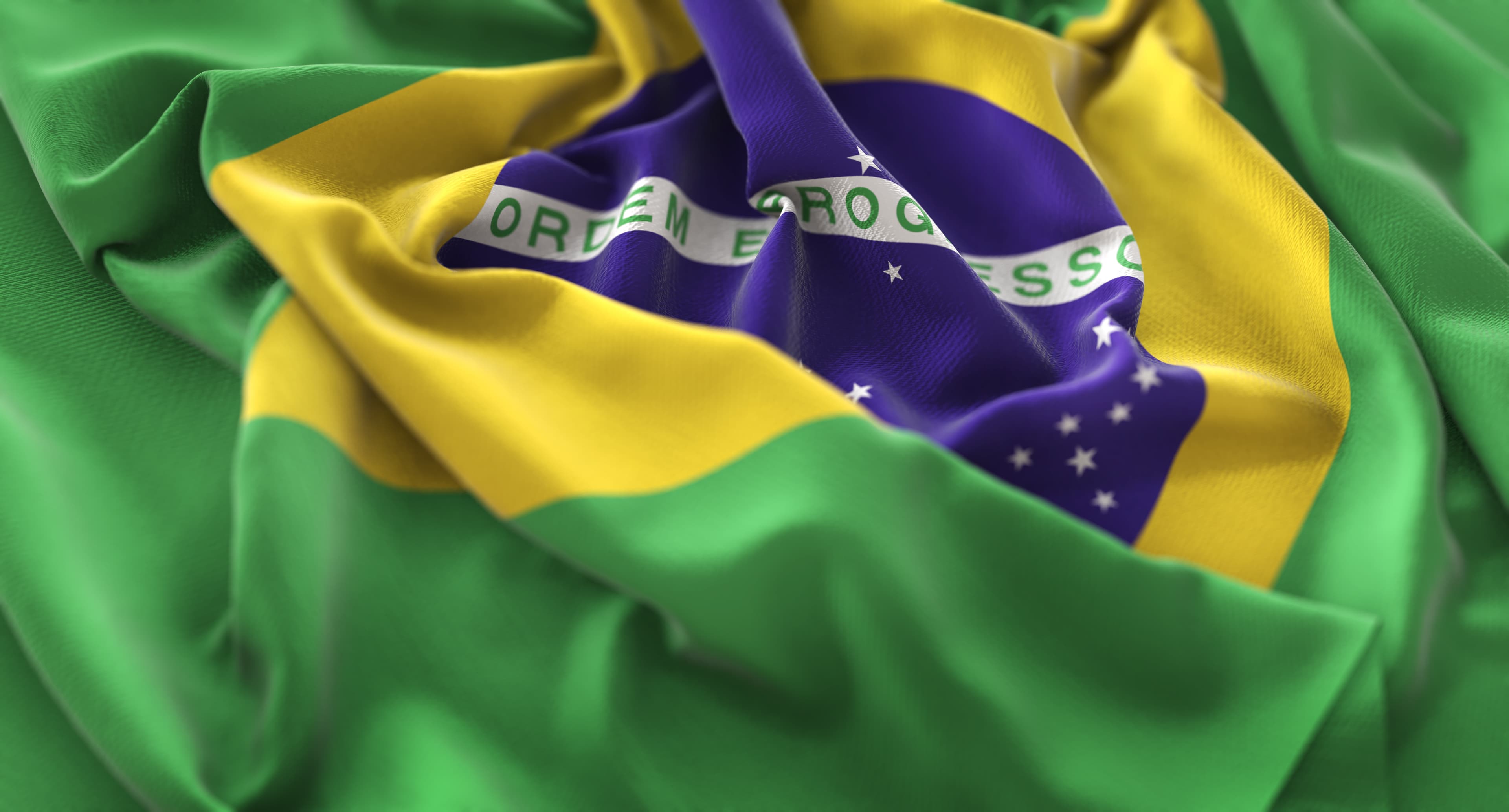 Do Dólar ao Real: A Anatomia da Gestão Financeira Familiar nos EUA e no Brasil