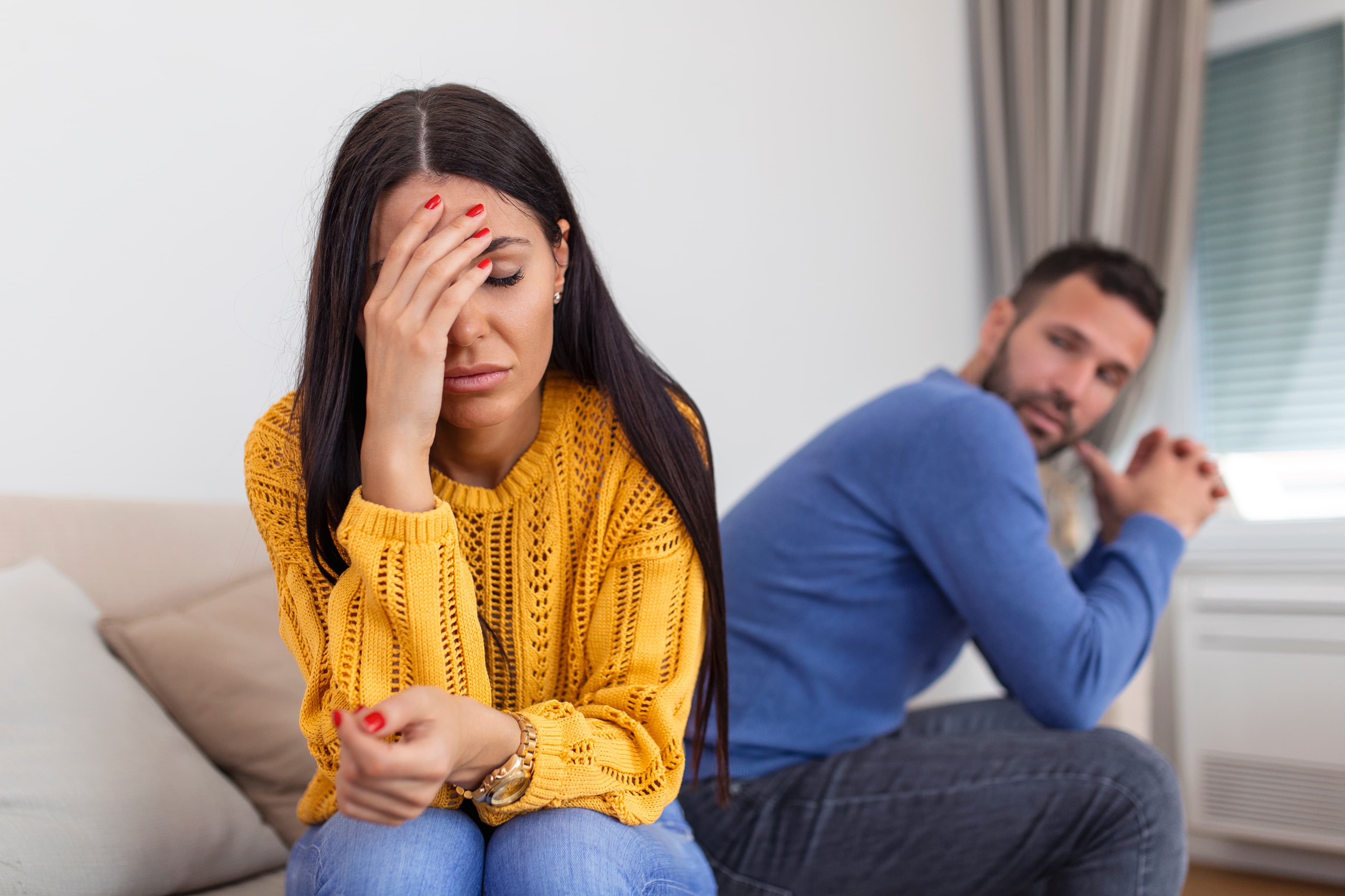 O "Cupim" dos Relacionamentos: Por que o Dinheiro Ainda Separa Casais no Brasil?